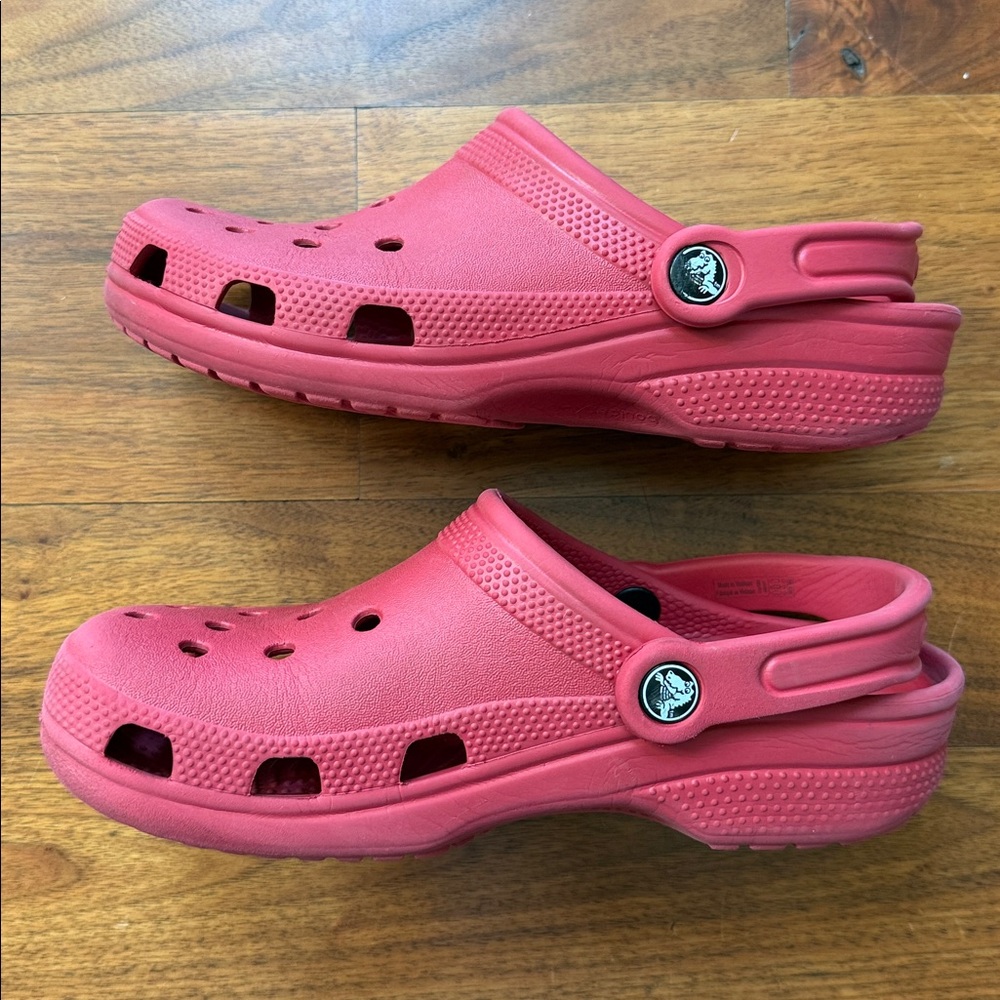 Crocs Unisex Classic Red Clogs Size Women 7 / Men 5 - Picture 4 of 8